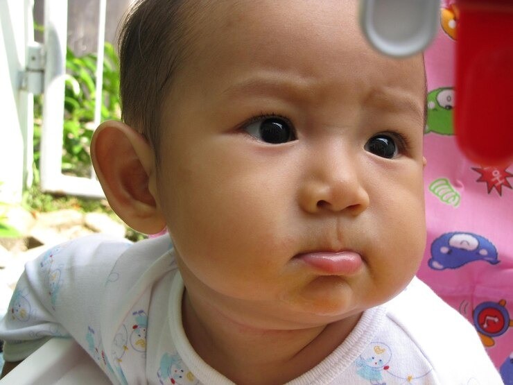 tortikolis pada bayi, bayi kepala miring, gejala tortikolis, cara mengatasi leher kaku bayi, fisioterapi bayi, posisi tidur bayi, tortikolis kongenital